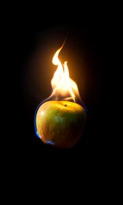 Превью обои яблоко, огонь, пламя, темнота