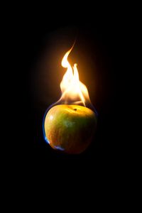 Превью обои яблоко, огонь, пламя, темнота