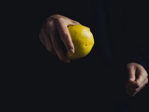 Превью обои яблоко, рука, фрукт, темный фон