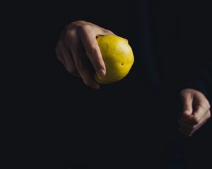 Превью обои яблоко, рука, фрукт, темный фон