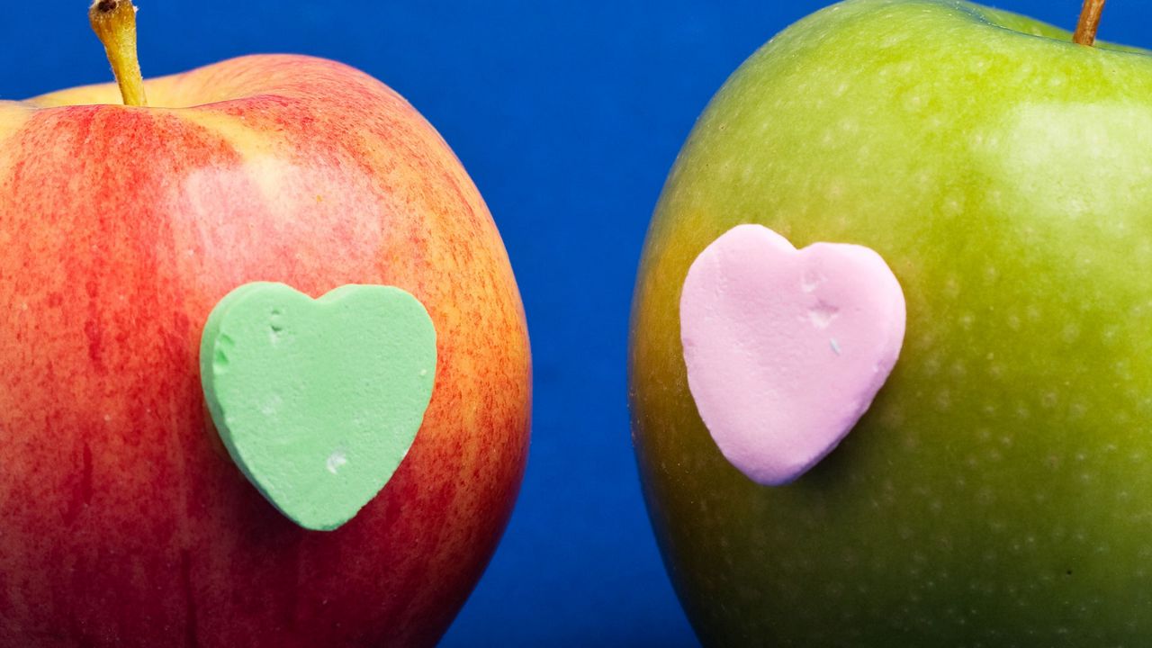 Обои яблоко, сердце, отношения, романтика, воображение