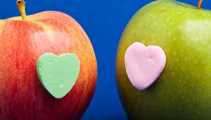 Превью обои яблоко, сердце, отношения, романтика, воображение