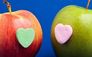 Превью обои яблоко, сердце, отношения, романтика, воображение