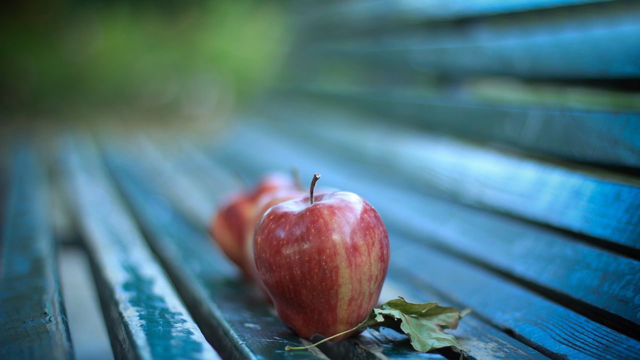 Обои яблоко, спелый, скамейка