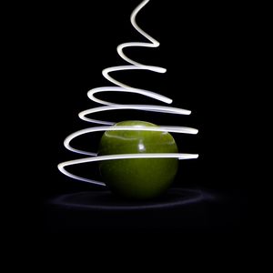 Превью обои яблоко, свет, линия, фризлайт, длинная выдержка, темный