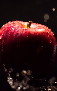 Превью обои яблоко, вода, капли, брызги, макро