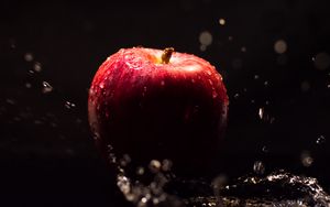 Превью обои яблоко, вода, капли, брызги, макро