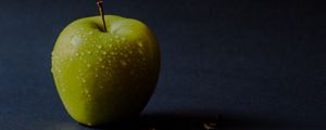 Превью обои яблоко, зеленый, мокрый, спелый, лепестки
