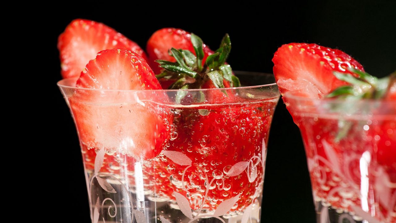 Обои ягода, клубника, дольки, стакан