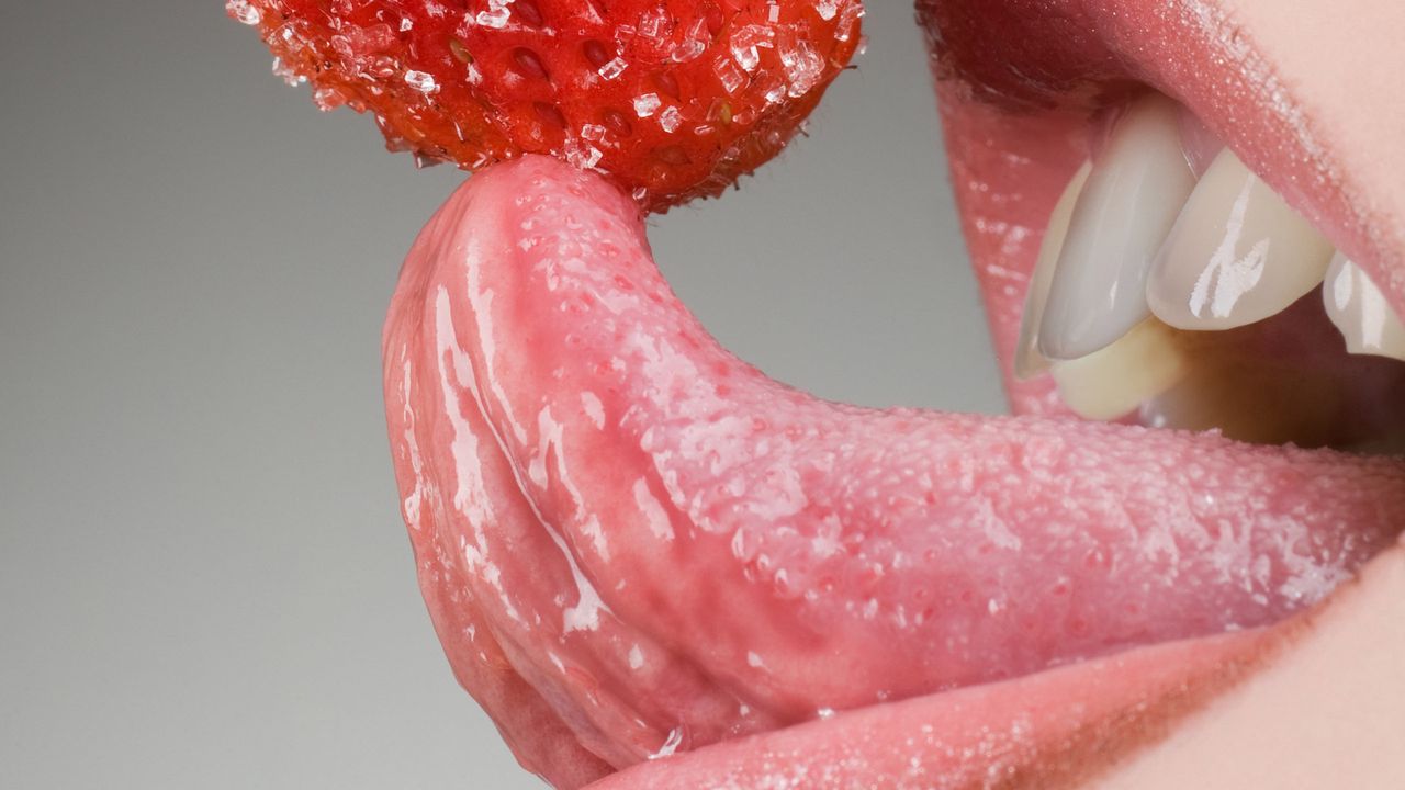 Обои ягода, клубника, рот, язык, зубы, сладкий