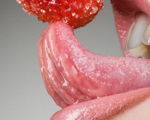 Превью обои ягода, клубника, рот, язык, зубы, сладкий