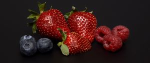 Превью обои ягоды, клубника, черника, малина