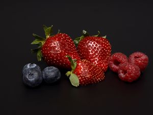 Превью обои ягоды, клубника, черника, малина