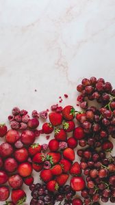 Превью обои ягоды, клубника, малина, виноград, вишня