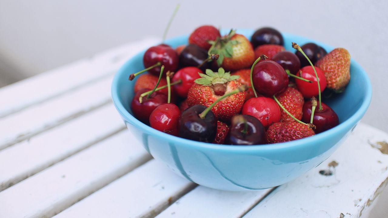 Обои ягоды, клубника, вишня, черешня, витамины