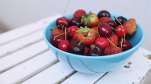 Превью обои ягоды, клубника, вишня, черешня, витамины
