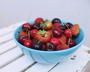 Превью обои ягоды, клубника, вишня, черешня, витамины
