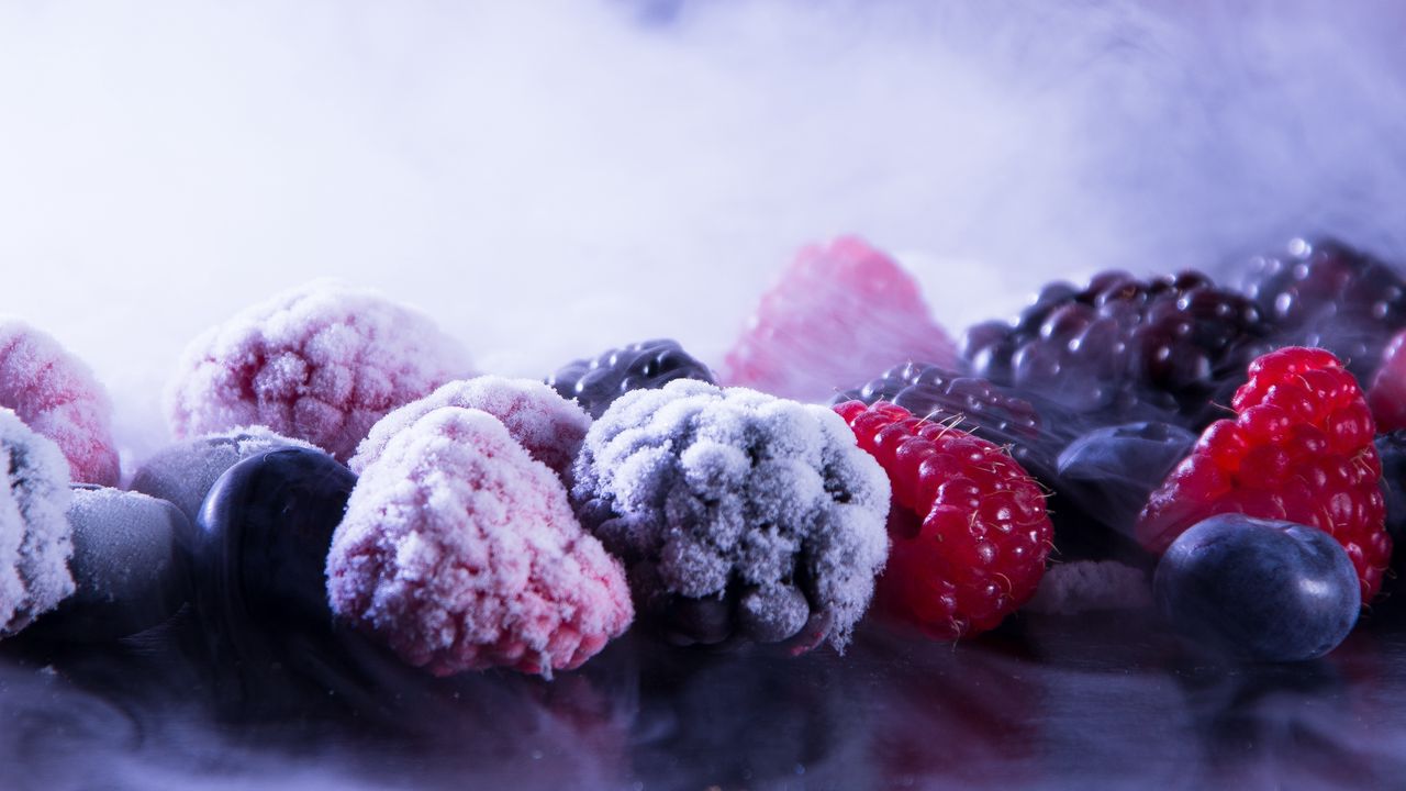 Обои ягоды, лед, малина, черника, ежевика