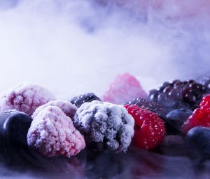 Превью обои ягоды, лед, малина, черника, ежевика
