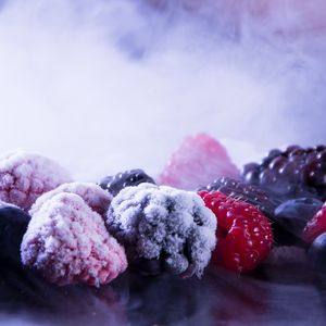 Превью обои ягоды, лед, малина, черника, ежевика