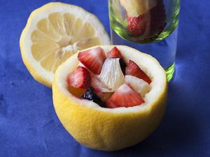 Превью обои ягоды, лимон, стакан, десерт