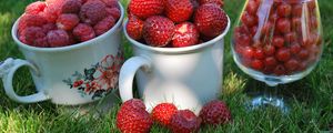 Превью обои ягоды, малина, смородина, красная, клубника, дача, кружки, чашки, бокал, трава, макро