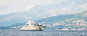 Превью обои яхта, корабль, море, горы, дома
