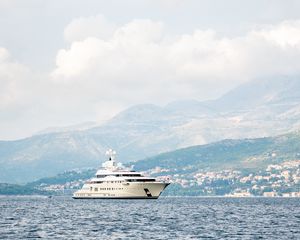 Превью обои яхта, корабль, море, горы, дома