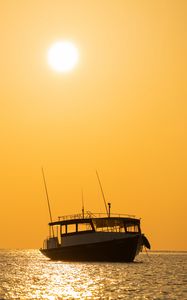 Превью обои яхта, лодка, море, вода, желтый
