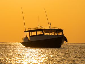 Превью обои яхта, лодка, море, вода, желтый