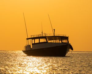 Превью обои яхта, лодка, море, вода, желтый