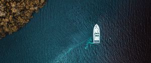 Превью обои яхта, море, деревья, берег, вид сверху