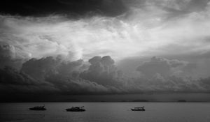 Превью обои яхты, море, облака, темный