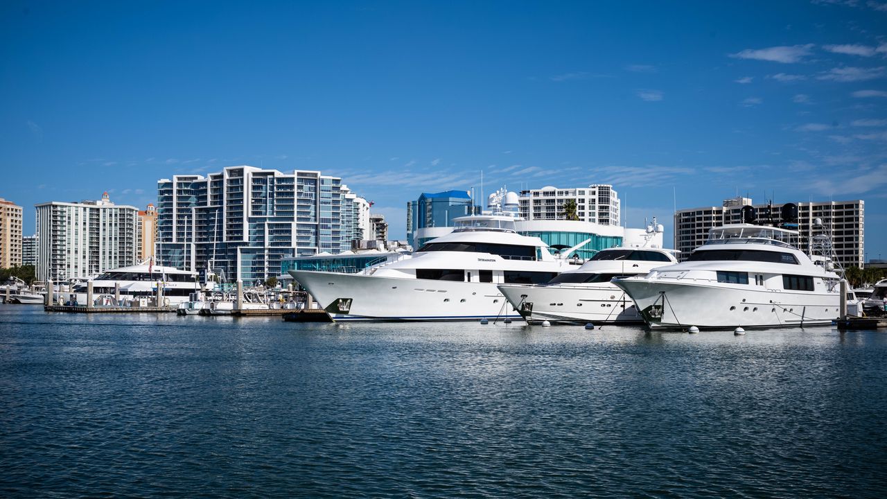 Обои яхты, здания, море, небо