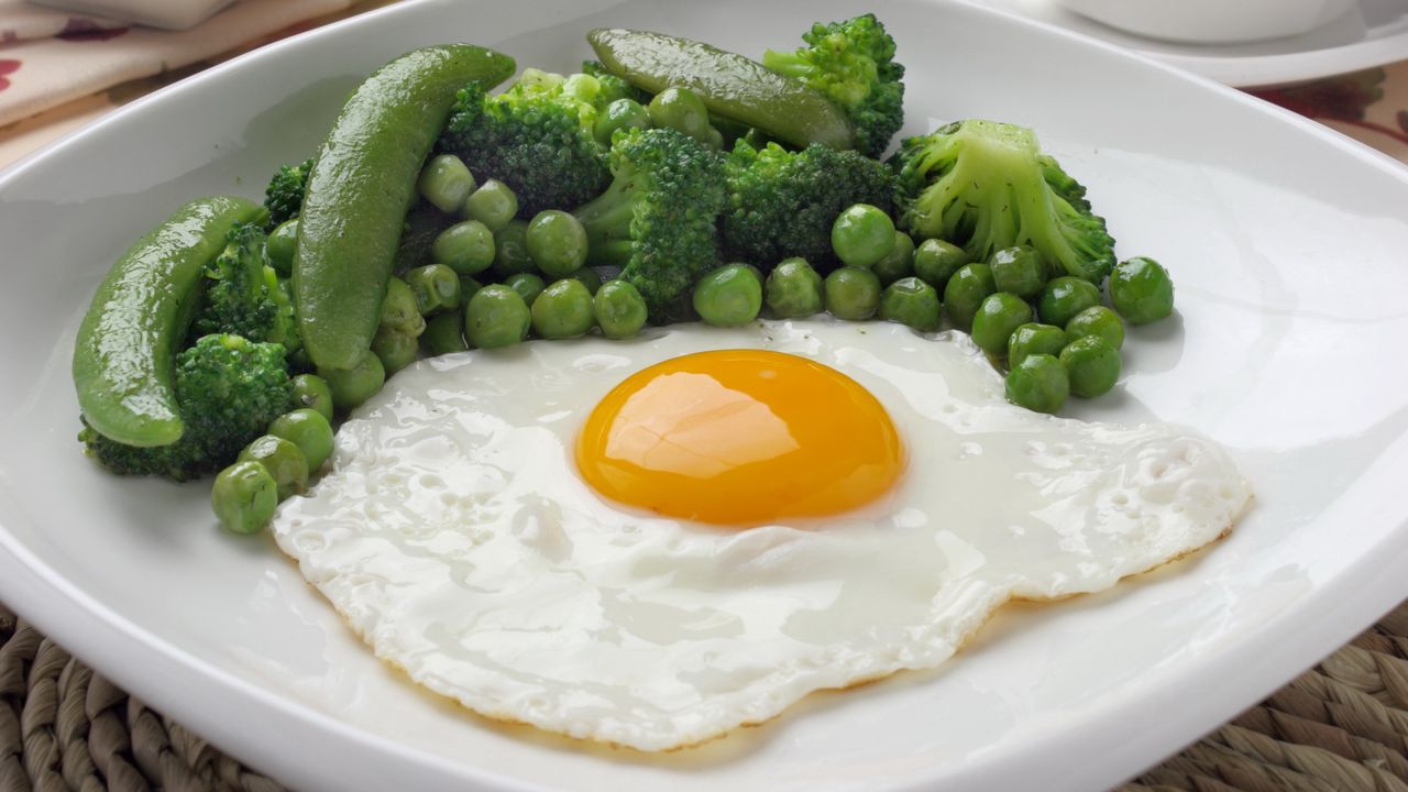 Обои яичница, завтрак, горошек, брокколи, зелень, желток
