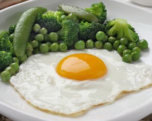 Превью обои яичница, завтрак, горошек, брокколи, зелень, желток