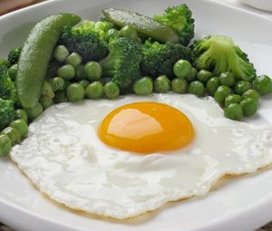 Превью обои яичница, завтрак, горошек, брокколи, зелень, желток