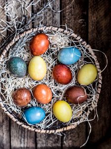 Превью обои яйца, корзинка, пасха, крашеные, разноцветные, праздник