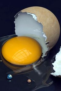 Превью обои яйцо, разбитый, желток, белок, скорлупа, планеты