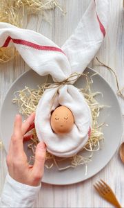 Превью обои яйцо, смайлик, тарелка, ложки, рука