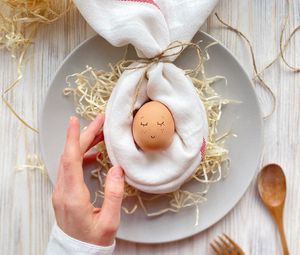 Превью обои яйцо, смайлик, тарелка, ложки, рука