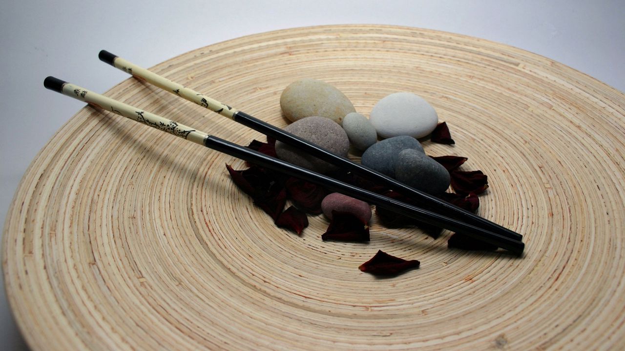 Обои япония, палочки, лепестки, камни, гармония