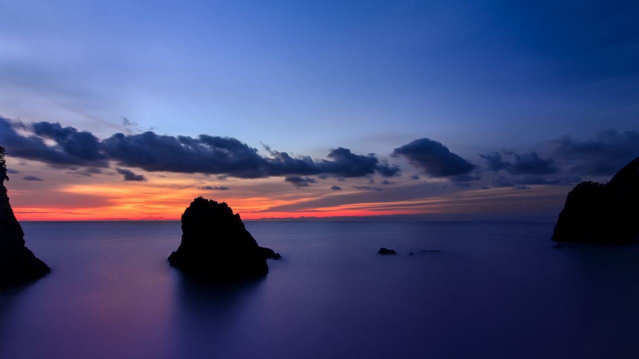 Обои япония, префектура сидзуока, остров, берег, скалы, океан, штиль, вечер, оранжевый, закат, синее, небо, облака