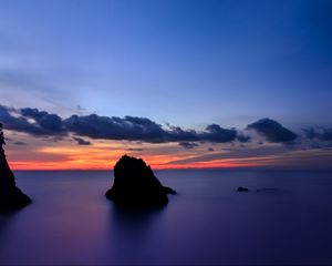 Превью обои япония, префектура сидзуока, остров, берег, скалы, океан, штиль, вечер, оранжевый, закат, синее, небо, облака