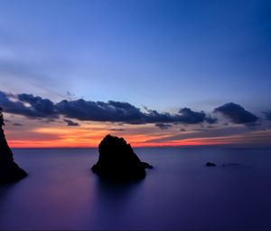 Превью обои япония, префектура сидзуока, остров, берег, скалы, океан, штиль, вечер, оранжевый, закат, синее, небо, облака