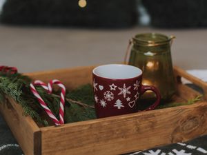 Превью обои ящик, кружка, конфеты, елка, новый год, рождество