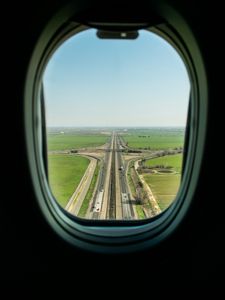 Превью обои иллюминатор, дорога, окно