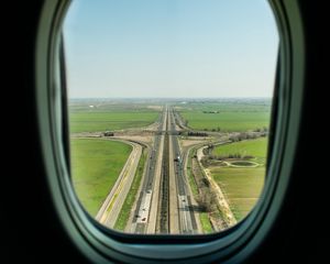 Превью обои иллюминатор, дорога, окно