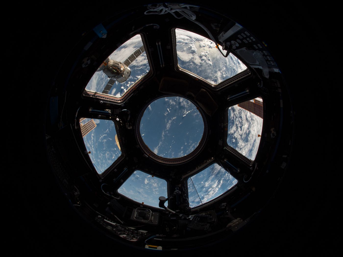 Вид земли из иллюминатора космического корабля