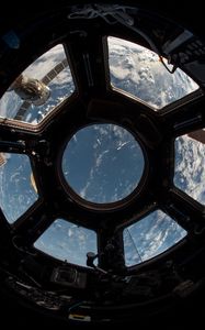 Превью обои иллюминатор, космический корабль, космос, вид, обзор